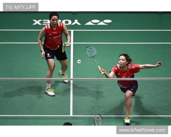 广州羽毛球队与南京羽毛球队赛后复盘分析比赛经验与战术调整